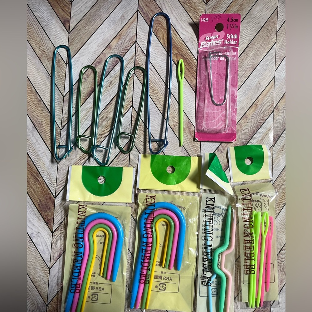 Colorful Stitch Holders and Needles Set
